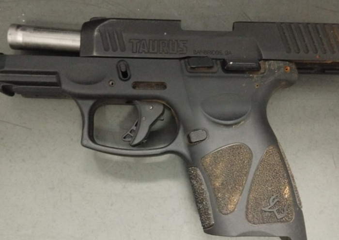 Homem é preso com pistola calibre 9 mm e munições após fiscalização na Rodovia Carvalho Pinto, em São José dos Campos.
