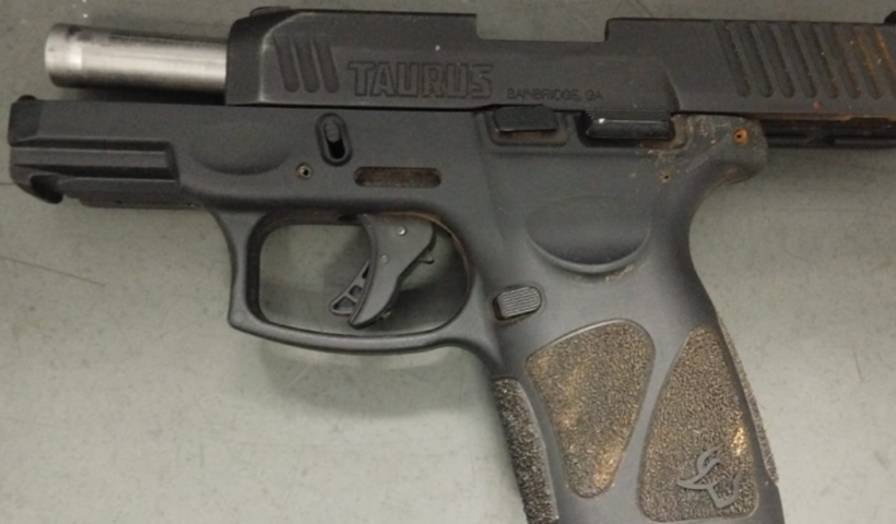 Homem é preso com pistola calibre 9 mm e munições após fiscalização na Rodovia Carvalho Pinto, em São José dos Campos.