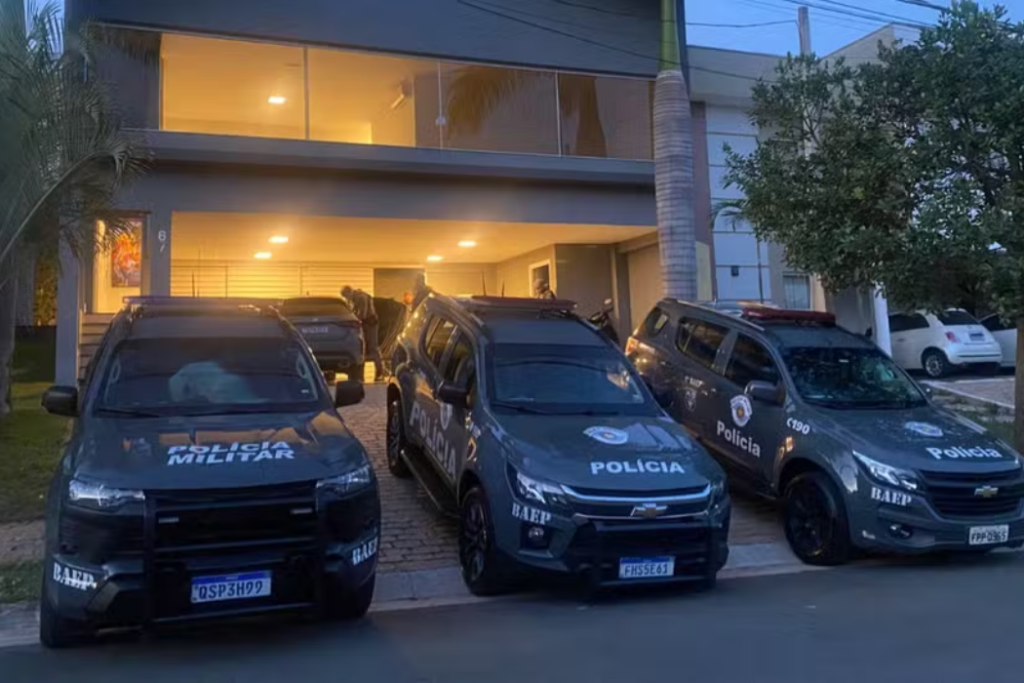 MP-SP prende policiais e ex-estagiário suspeitos de ligação com o PCC em operação que investiga plano contra promotor e esquema de extorsão.