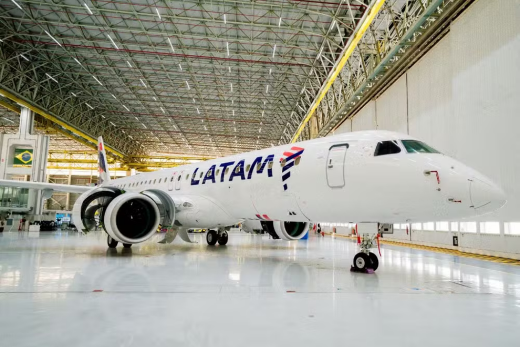 Latam apresenta em São José dos Campos o primeiro Embraer E195-E2 de encomenda de 24 aeronaves, que será usado na expansão da malha aérea no Brasil