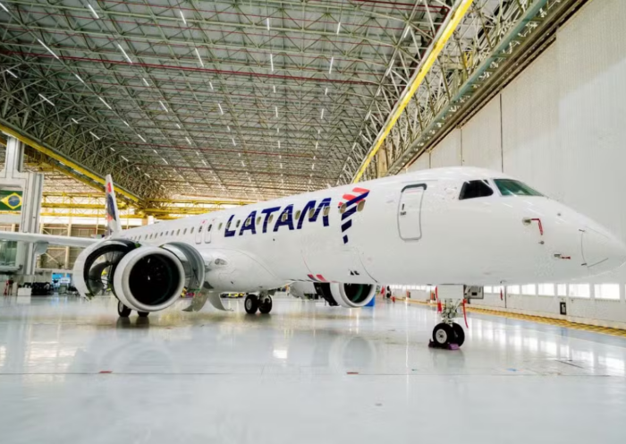 Latam apresenta em São José dos Campos o primeiro Embraer E195-E2 de encomenda de 24 aeronaves, que será usado na expansão da malha aérea no Brasil