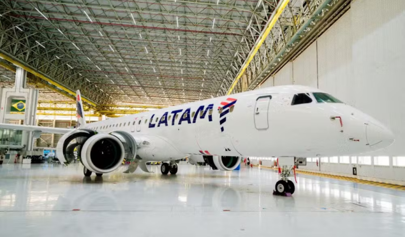 Latam apresenta em São José dos Campos o primeiro Embraer E195-E2 de encomenda de 24 aeronaves, que será usado na expansão da malha aérea no Brasil