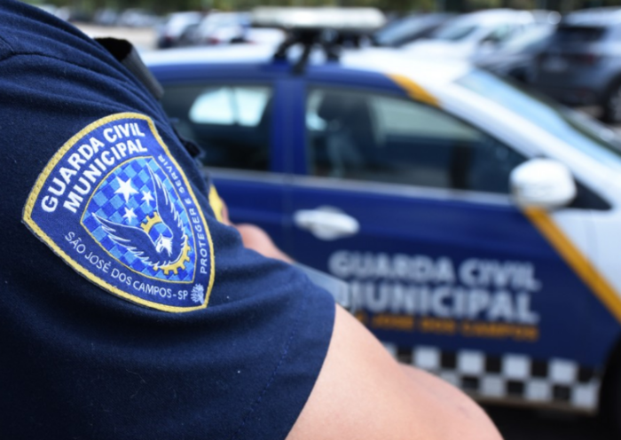 Dois homens foram presos em flagrante após furtarem um carro e uma moto da casa de um idoso em São José dos Campos.