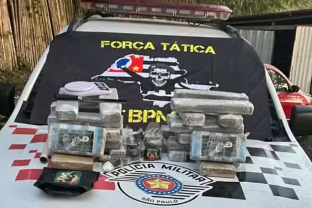 PM apreende grande quantidade de drogas no Banhado, em São José dos Campos, após denúncia de ponto de armazenamento.