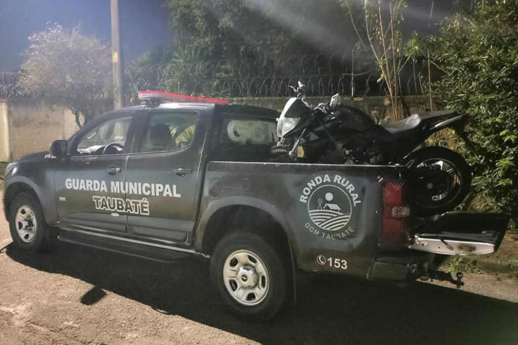 GCM recuperou uma motocicleta furtada em Taubaté após denúncia pelo 153. Com o caso, a corporação chegou a 21 veículos localizados em 2026.