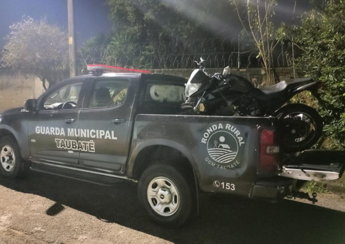 GCM recuperou uma motocicleta furtada em Taubaté após denúncia pelo 153. Com o caso, a corporação chegou a 21 veículos localizados em 2026.