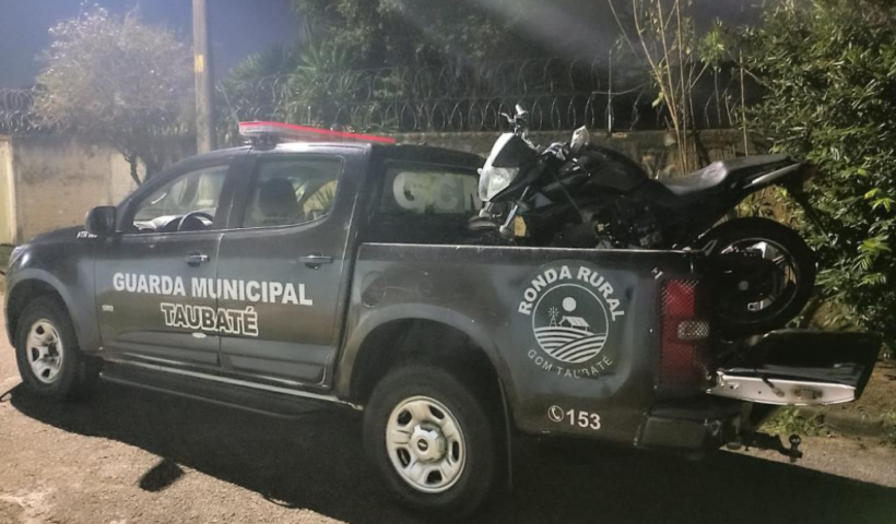 GCM recuperou uma motocicleta furtada em Taubaté após denúncia pelo 153. Com o caso, a corporação chegou a 21 veículos localizados em 2026.