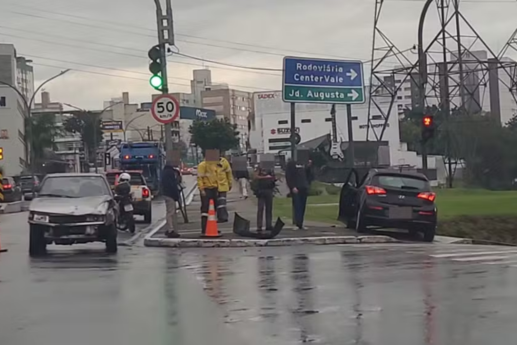 Dois carros se envolveram em um acidente na Avenida Dr. Nelson D’Ávila, na região central de São José dos Campos.