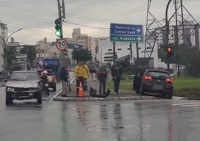 Dois carros se envolveram em um acidente na Avenida Dr. Nelson D’Ávila, na região central de São José dos Campos.