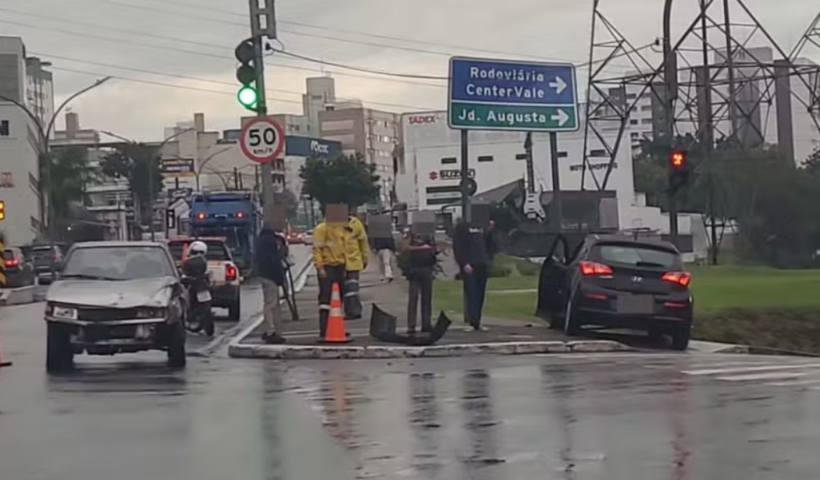 Dois carros se envolveram em um acidente na Avenida Dr. Nelson D’Ávila, na região central de São José dos Campos.