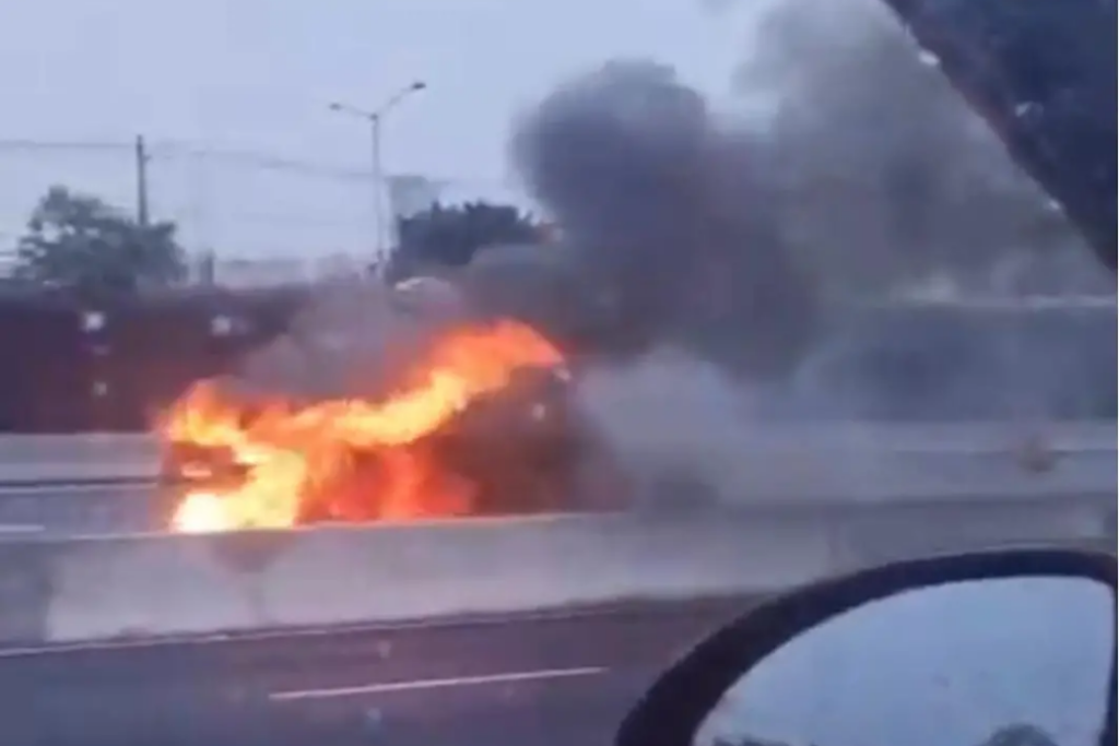 Uma Kombi pegou fogo na Via Dutra, em São José dos Campos, e interditou temporariamente as pistas expressa e marginal na manhã desta terça-feira (16).