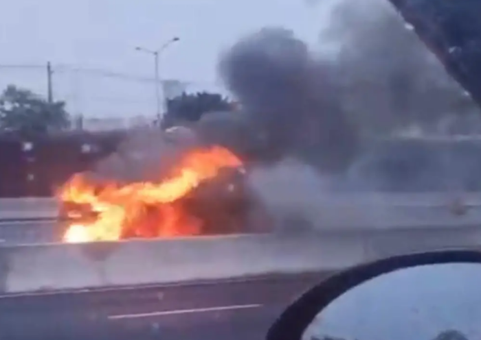 Uma Kombi pegou fogo na Via Dutra, em São José dos Campos, e interditou temporariamente as pistas expressa e marginal na manhã desta terça-feira (16).