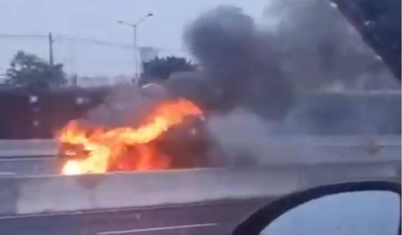 Uma Kombi pegou fogo na Via Dutra, em São José dos Campos, e interditou temporariamente as pistas expressa e marginal na manhã desta terça-feira (16).