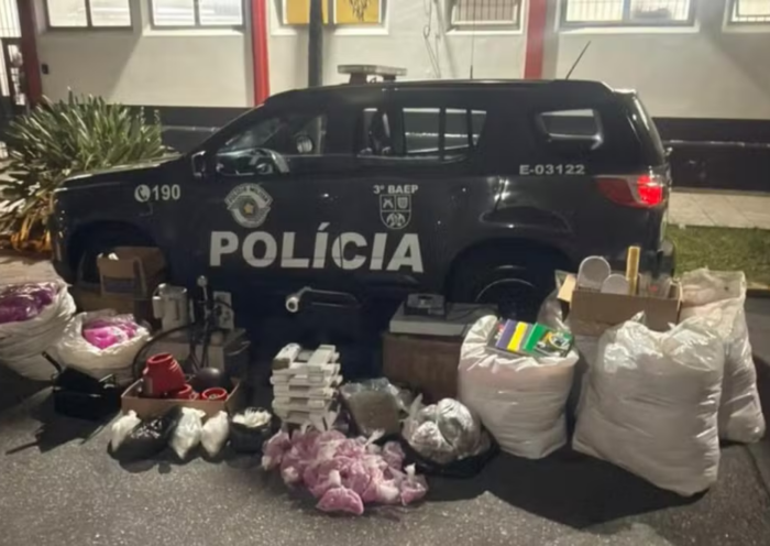 A Polícia Militar apreendeu 47,6 quilos de drogas em um imóvel usado para armazenamento e preparo de entorpecentes no bairro Residencial Mantiqueira, em Pindamonhangaba.