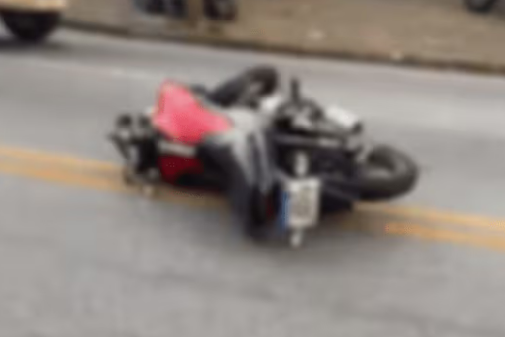 Motociclista morre em acidente na Avenida Papa João Paulo I, no Jardim Satélite, em São José dos Campos. Polícia investiga as causas da ocorrência.