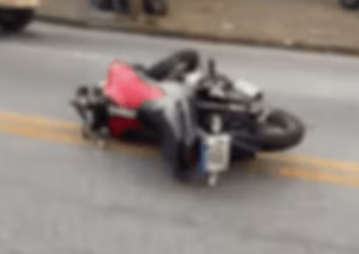 Motociclista morre em acidente na Avenida Papa João Paulo I, no Jardim Satélite, em São José dos Campos. Polícia investiga as causas da ocorrência.