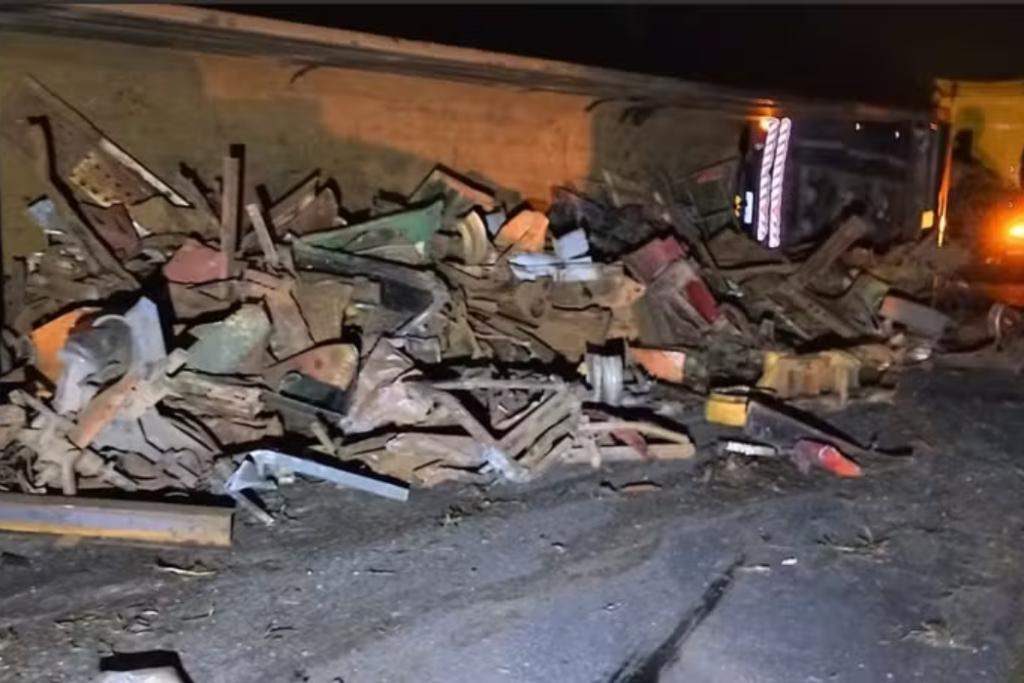 Carreta com 29 toneladas de sucata tomba na rodovia Dom Pedro I em Igaratá na madrugada deste sábado (20)