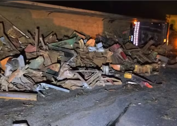 Carreta com 29 toneladas de sucata tomba na rodovia Dom Pedro I em Igaratá na madrugada deste sábado (20)