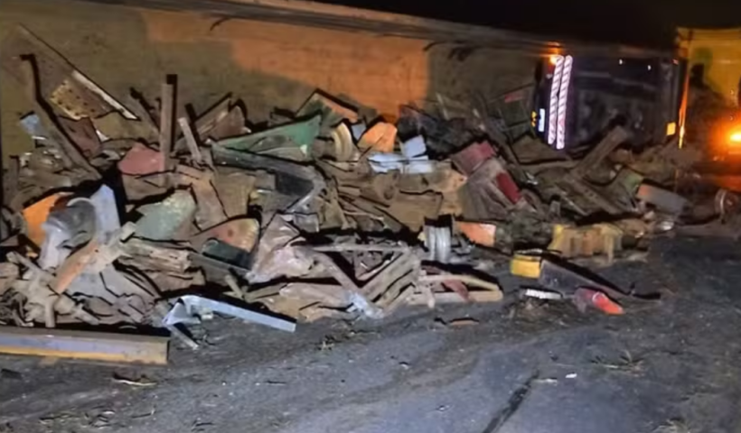 Carreta com 29 toneladas de sucata tomba na rodovia Dom Pedro I em Igaratá na madrugada deste sábado (20)