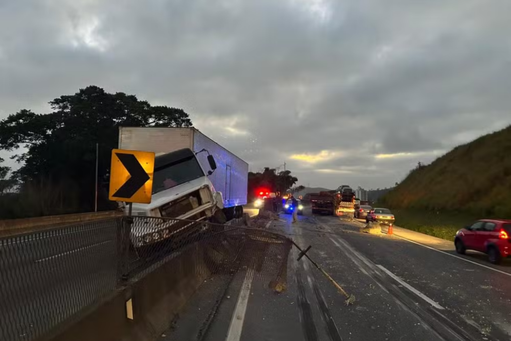 Acidente envolvendo carreta, van e caminhão deixa dois feridos na Rodovia Presidente Dutra, em Guaratinguetá.
