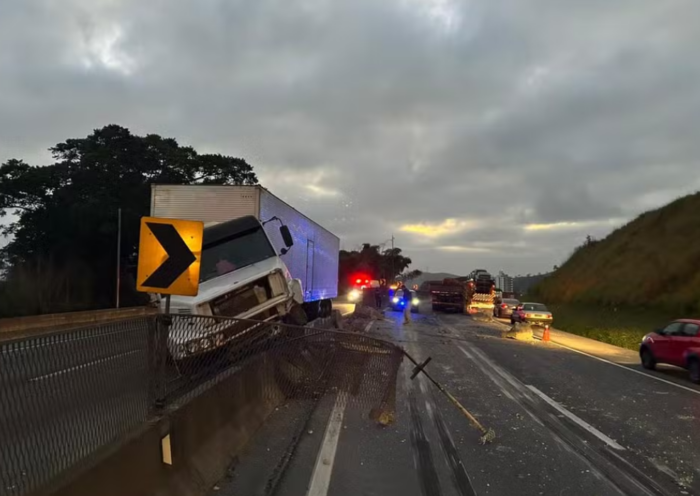 Acidente envolvendo carreta, van e caminhão deixa dois feridos na Rodovia Presidente Dutra, em Guaratinguetá.