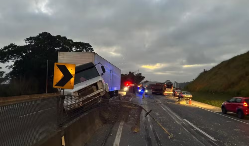 Acidente envolvendo carreta, van e caminhão deixa dois feridos na Rodovia Presidente Dutra, em Guaratinguetá.