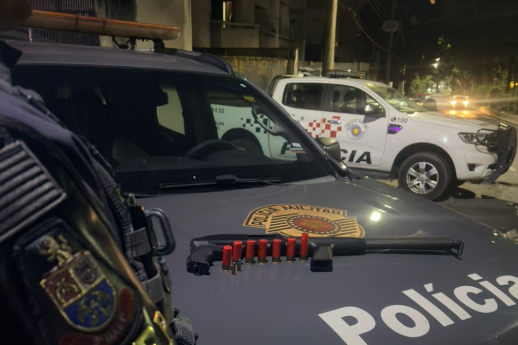 BAEP prende homem por posse ilegal de arma de fogo em Taubaté durante patrulhamento no bairro Gurilândia e apreende espingarda