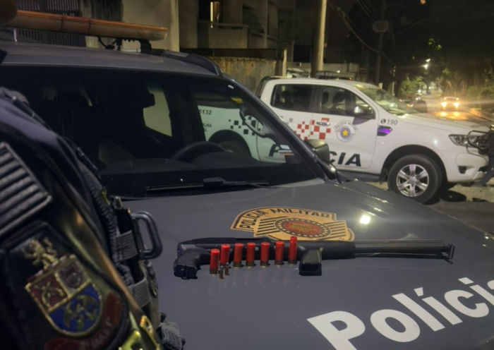 BAEP prende homem por posse ilegal de arma de fogo em Taubaté durante patrulhamento no bairro Gurilândia e apreende espingarda
