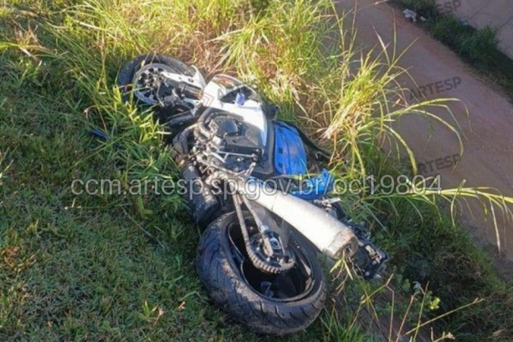 Motociclista morre e outro fica ferido após colisão entre duas motos na rodovia Carvalho Pinto, em Jacareí. Acidente será investigado.