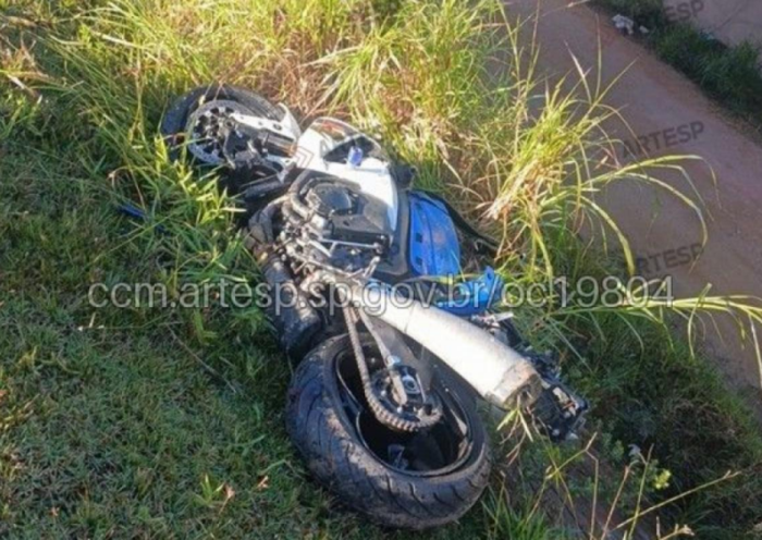 Motociclista morre e outro fica ferido após colisão entre duas motos na rodovia Carvalho Pinto, em Jacareí. Acidente será investigado.