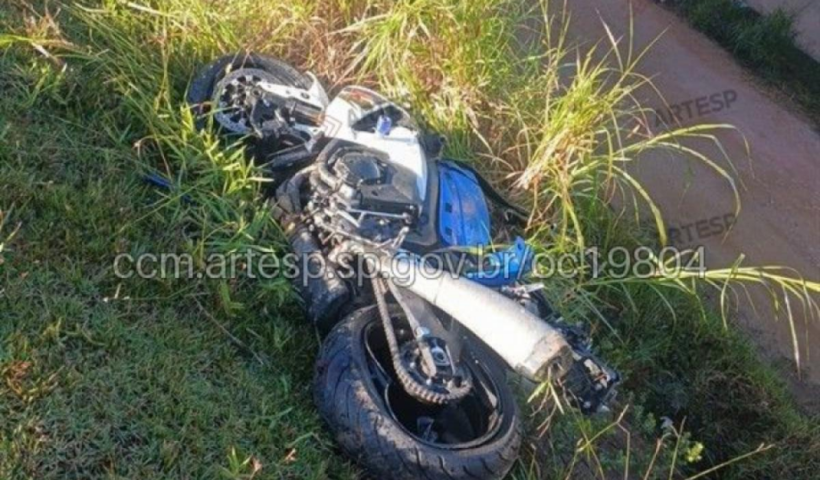 Motociclista morre e outro fica ferido após colisão entre duas motos na rodovia Carvalho Pinto, em Jacareí. Acidente será investigado.