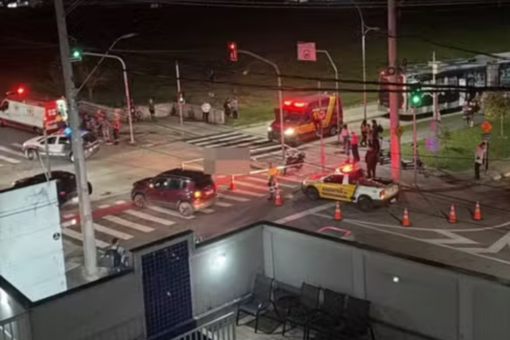 Motociclista de 27 anos morre após colisão com ônibus na Linha Verde, em São José dos Campos.
