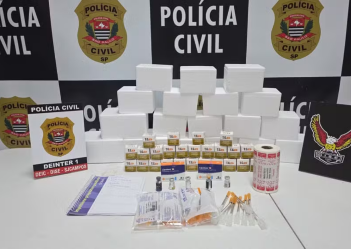 Mulher é presa em São José dos Campos durante operação da Polícia Civil por armazenar medicamentos usados para emagrecimento.