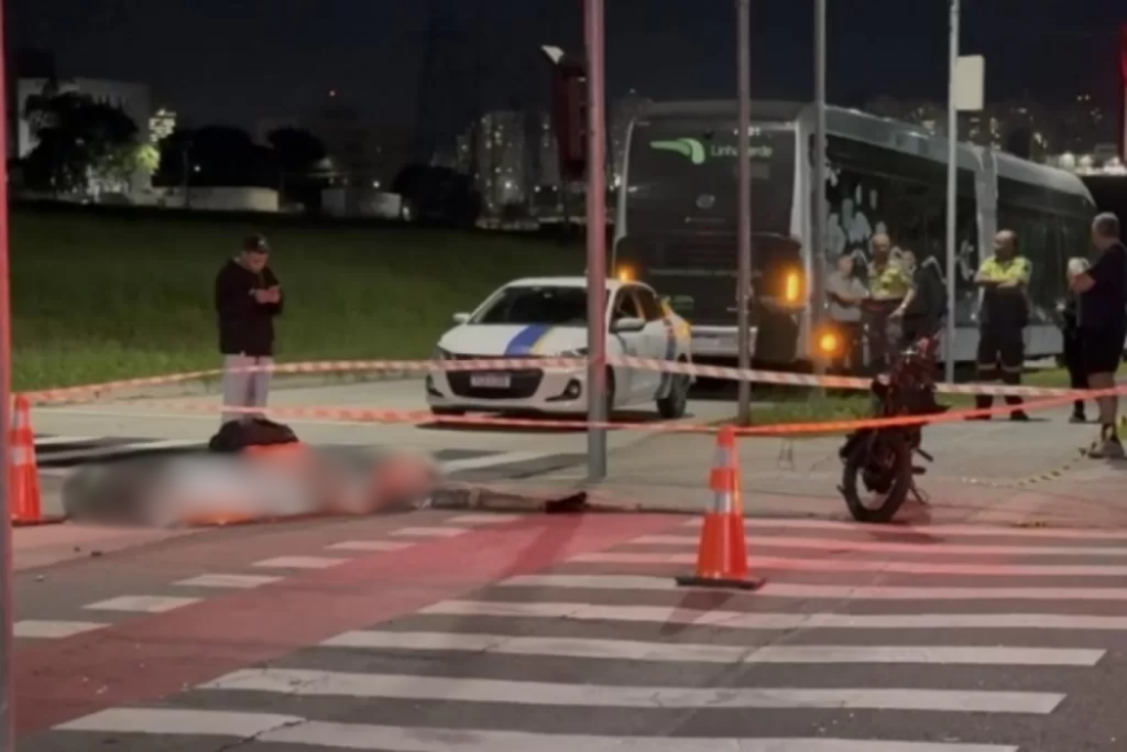Polícia Civil registra como homicídio culposo acidente entre moto e ônibus na Linha Verde, em São José dos Campos. Motociclista morreu após colisão