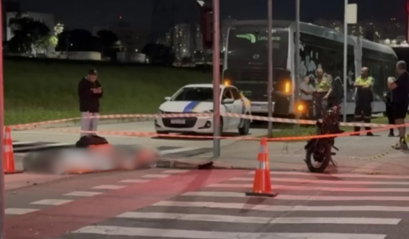Polícia Civil registra como homicídio culposo acidente entre moto e ônibus na Linha Verde, em São José dos Campos. Motociclista morreu após colisão