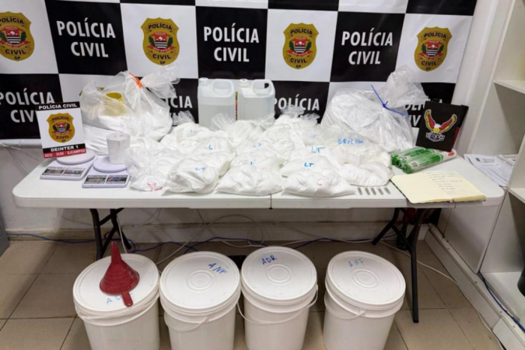 Polícia Civil apreende 131 kg de drogas e insumos em São José dos Campos e prende suspeito durante operação da 2ª DISE no Jardim Jussara.