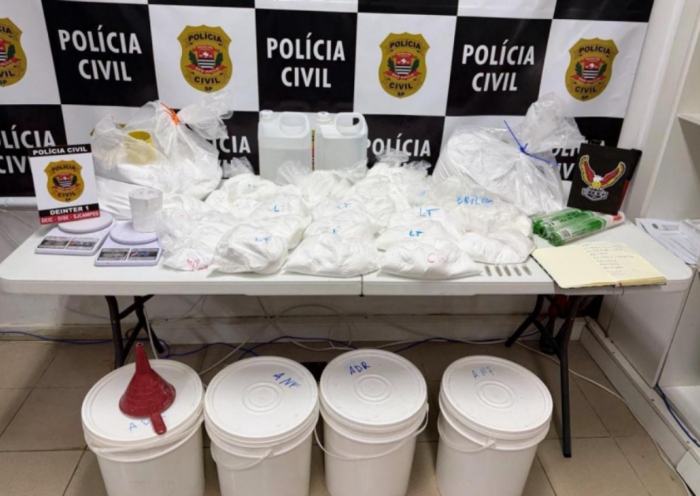 Polícia Civil apreende 131 kg de drogas e insumos em São José dos Campos e prende suspeito durante operação da 2ª DISE no Jardim Jussara.