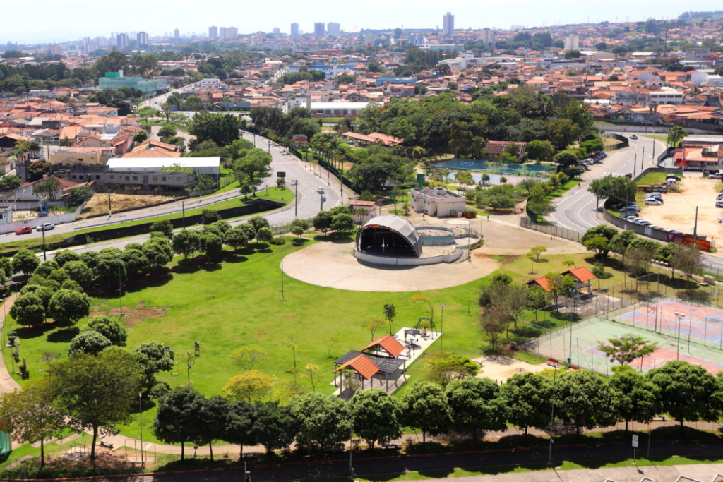Telão no Parque da Cidade, em Jacareí, transmite jogo da seleção brasileira nesta quarta-feira (24), com programação especial e DJ