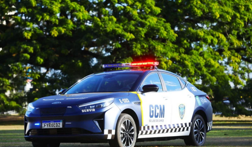 Adolescente de 17 anos é assaltado após descer de ônibus em São José dos Campos. Rastreamento de celular ajuda a GCM a prender suspeito.