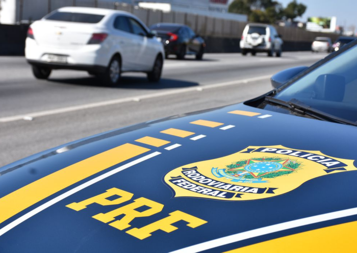 Polícia Rodoviária Federal (PRF) resgata menina de 11 anos encontrada sozinha às margens da Via Dutra em Taubaté