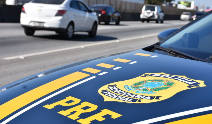 Polícia Rodoviária Federal (PRF) resgata menina de 11 anos encontrada sozinha às margens da Via Dutra em Taubaté