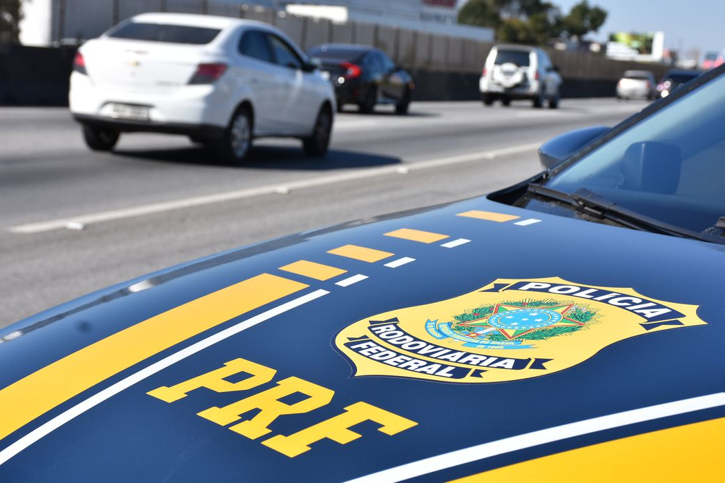 Polícia Rodoviária Federal (PRF) resgata menina de 11 anos encontrada sozinha às margens da Via Dutra em Taubaté