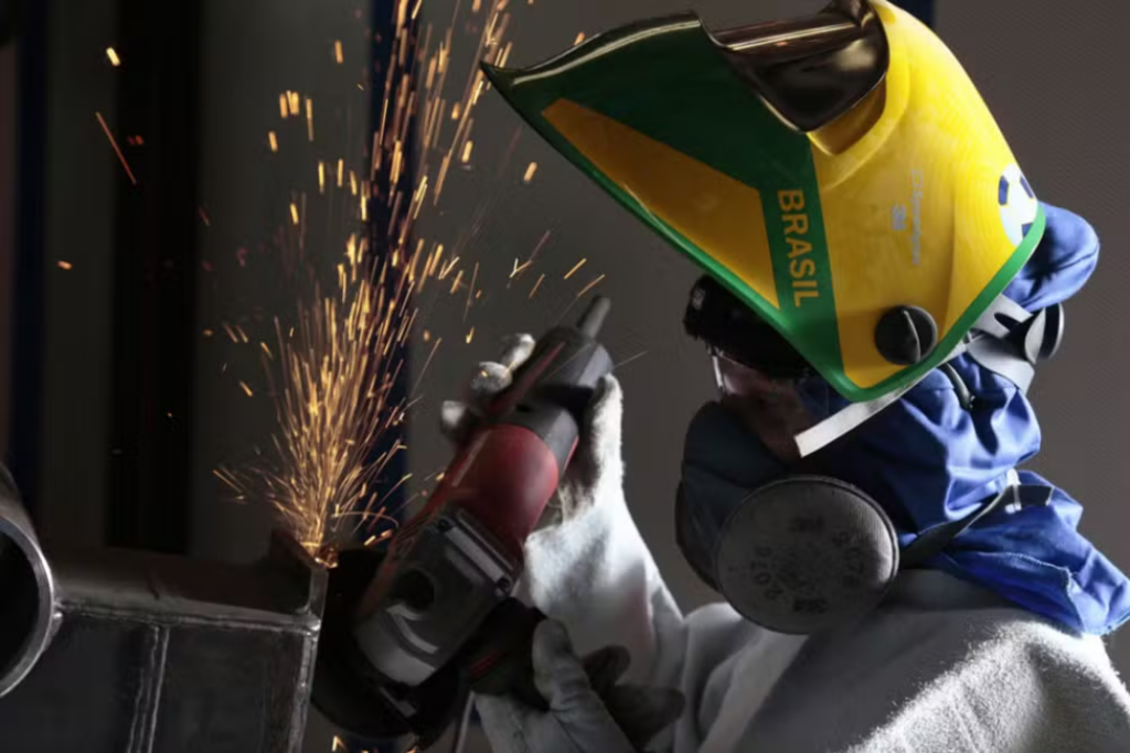 Petrobras abre 150 vagas em cursos técnicos gratuitos no Senai de São José dos Campos. Inscrições seguem até 5 de julho e incluem bolsa de até R$ 858 por mês.