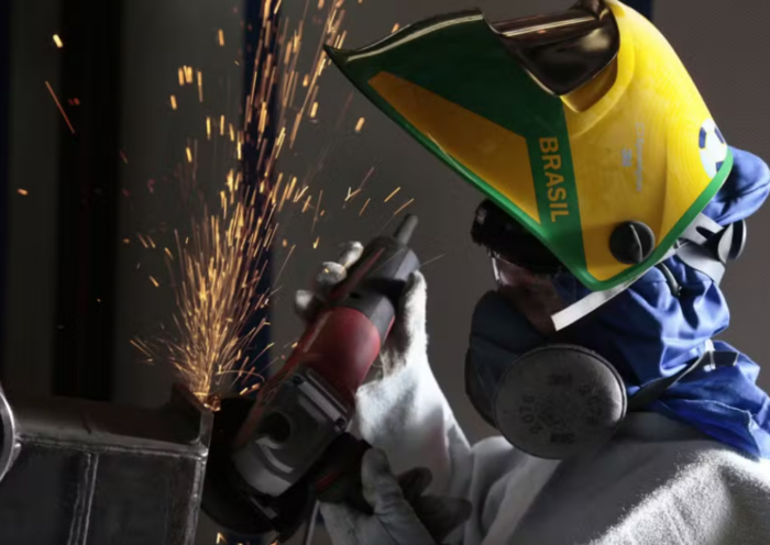 Petrobras abre 150 vagas em cursos técnicos gratuitos no Senai de São José dos Campos. Inscrições seguem até 5 de julho e incluem bolsa de até R$ 858 por mês.