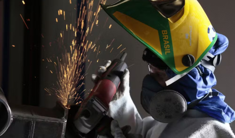 Petrobras abre 150 vagas em cursos técnicos gratuitos no Senai de São José dos Campos. Inscrições seguem até 5 de julho e incluem bolsa de até R$ 858 por mês.