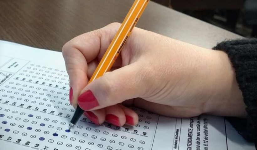 Concurso da Emdurb de Ubatuba oferece 48 vagas para níveis fundamental e médio, com salários de até R$ 2.612,44.