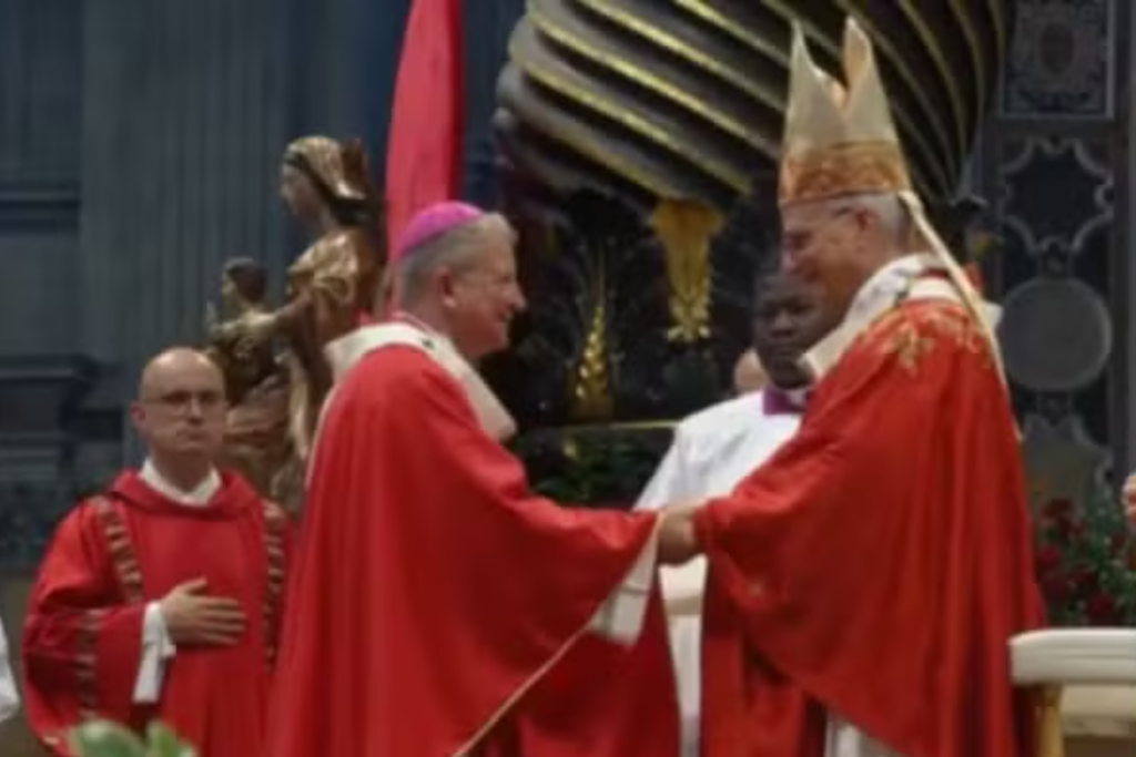 Arcebispo de Aparecida, Dom Mário Antônio da Silva, recebe pálio do papa Leão XIV no Vaticano durante cerimônia na Basílica de São Pedro.