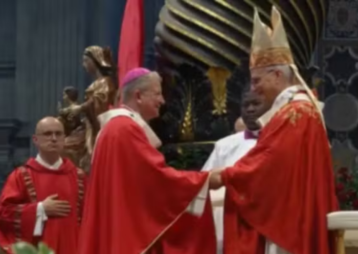 Arcebispo de Aparecida, Dom Mário Antônio da Silva, recebe pálio do papa Leão XIV no Vaticano durante cerimônia na Basílica de São Pedro.
