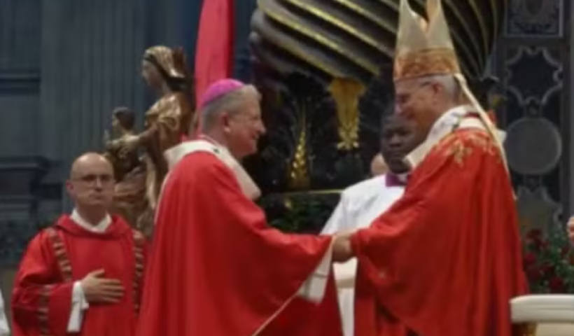 Arcebispo de Aparecida, Dom Mário Antônio da Silva, recebe pálio do papa Leão XIV no Vaticano durante cerimônia na Basílica de São Pedro.