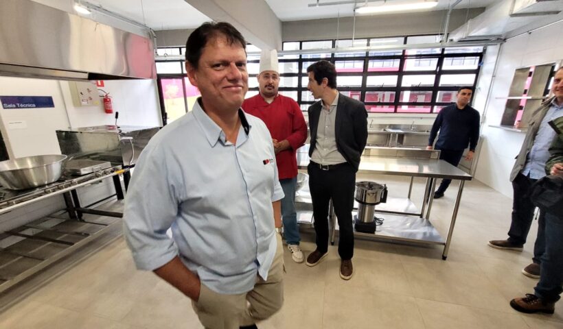 Em São José dos Campos, Tarcísio diz que participará da campanha de Flávio Bolsonaro